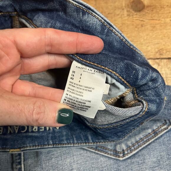 American Eagle | Women's Medium Wash Distressed Curvy High Rise Mini Skirt Sz 6 - Picture 4 of 6